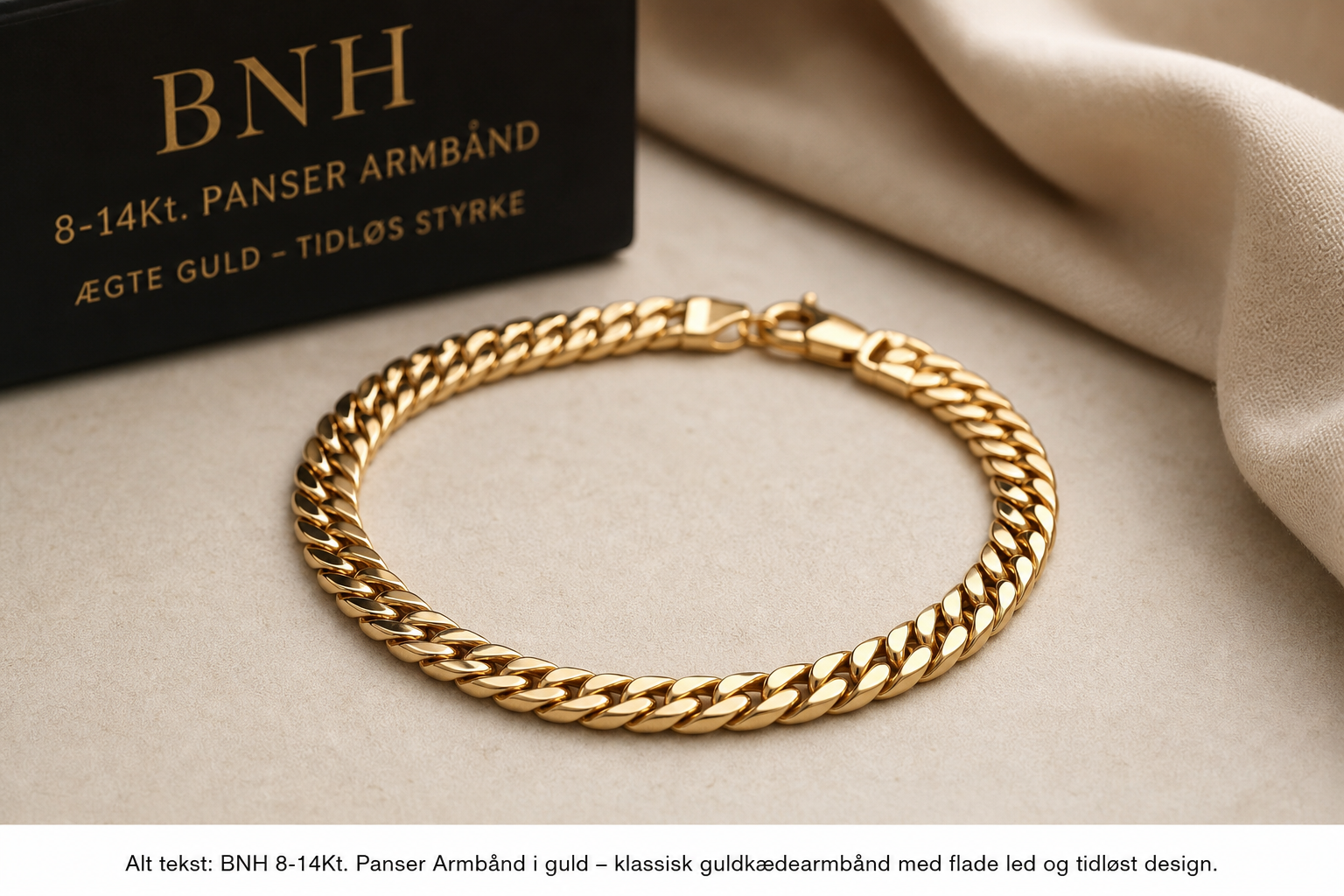 BNH 8-14Kt. Panser Armbånd i guld med flade led og klassisk tidløst design på elegant beige baggrund.