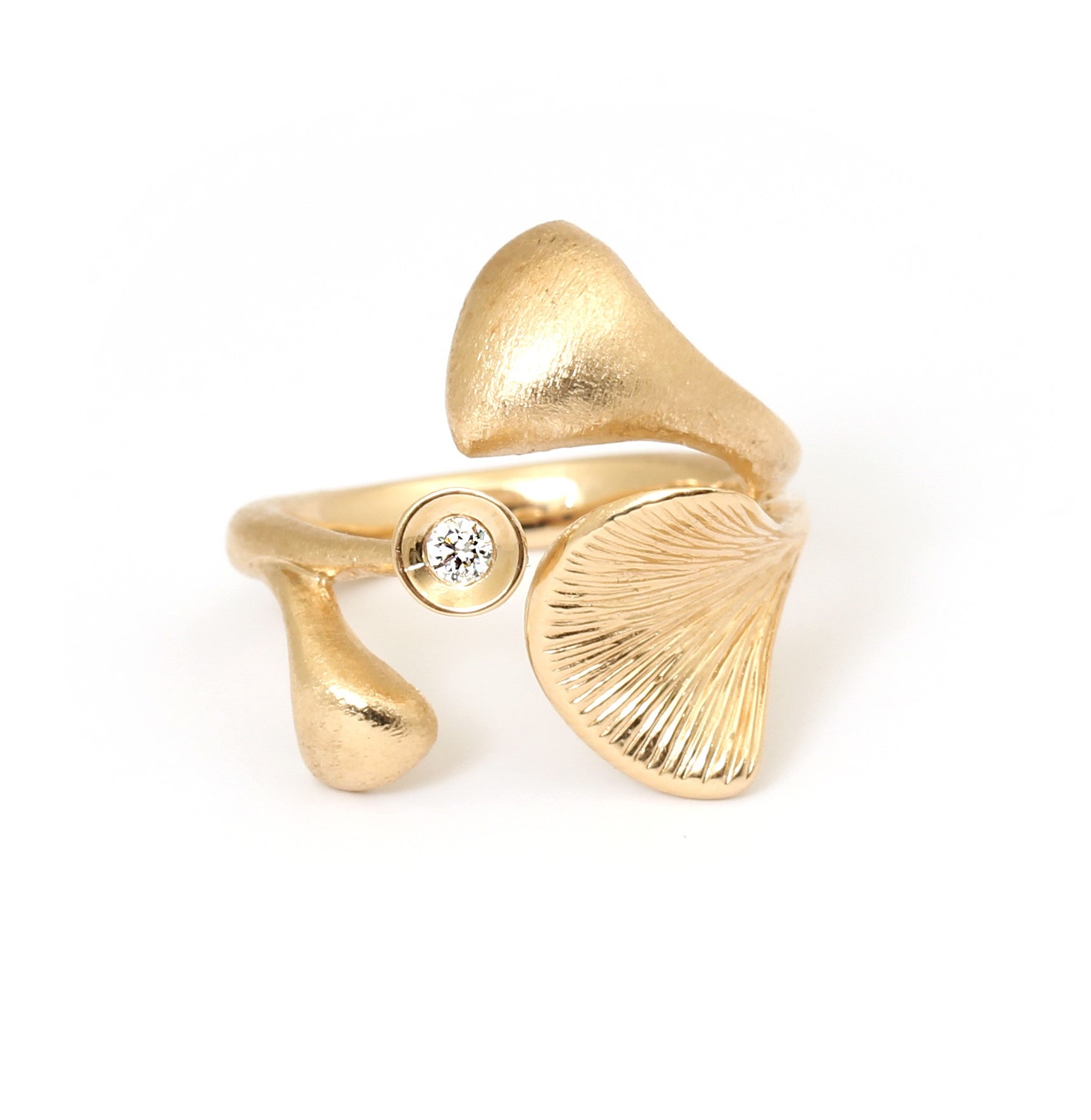 Per Borup Kaya Ring i 14 kt guld med en diamant i midten. materet overflade