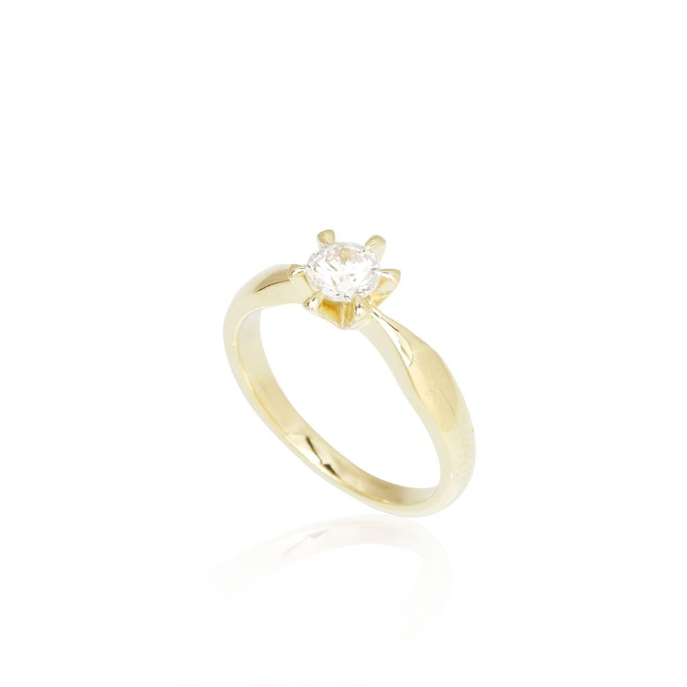 Denne elegante ring fra Jan Jørgensens "Present" serie er fremstillet i 14kt guld og prydet med en 0,50 ct laboratoriedyrket diamant. Med sit klassiske design og strålende diamant er ringen en smuk kombination af tradition og innovation.