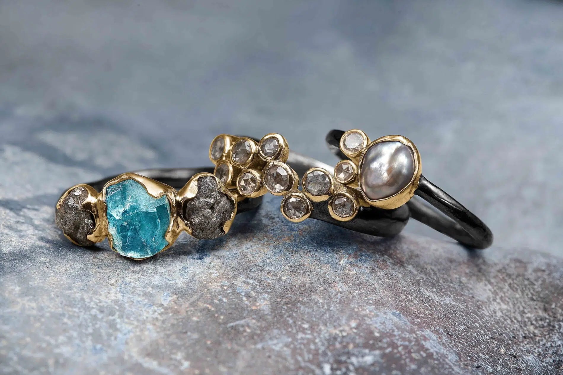 oxyderede ringe fra ByBirdie med rå diamanter samt en rå aquamarin