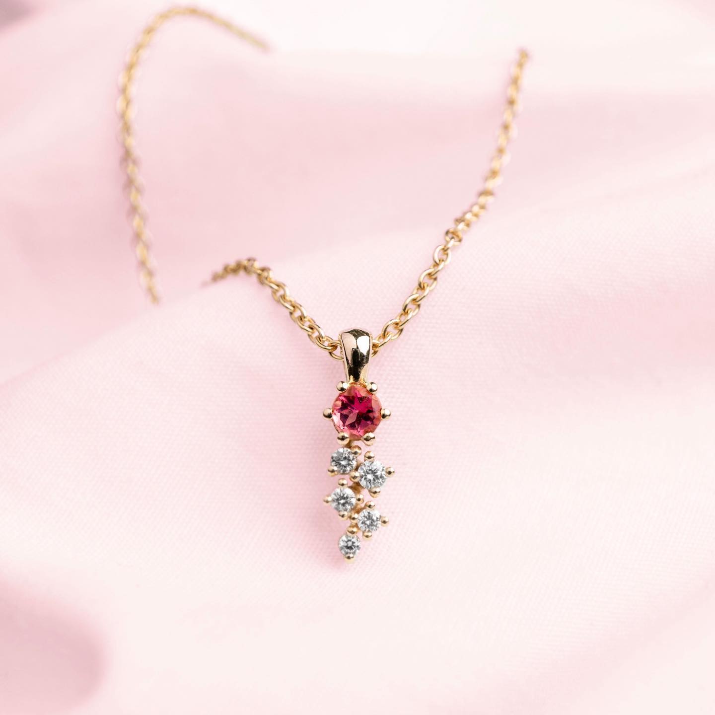 Luxus Halssmykker med pink safir og 5 små brillanter