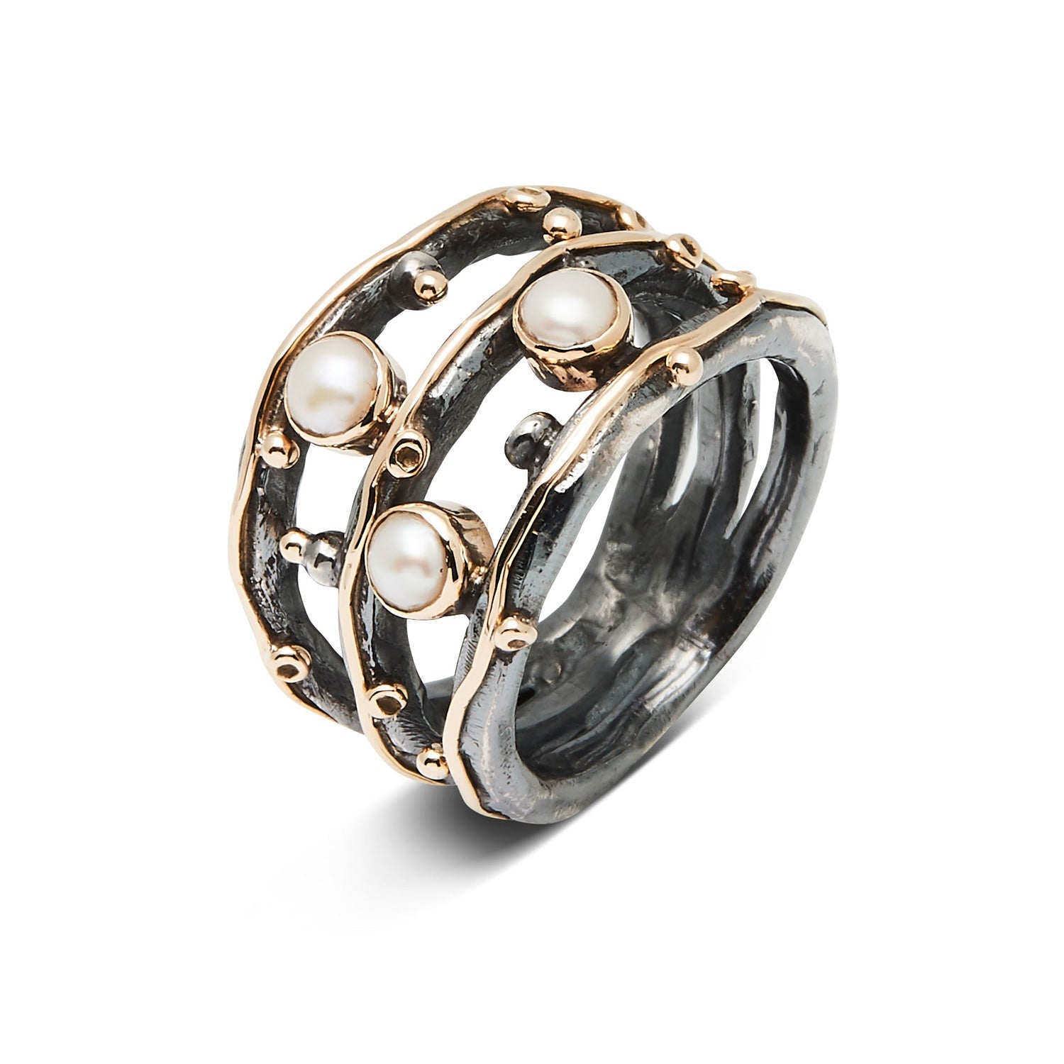 ByBirdie Zeus Tribeca Pearls ringen er håndsmedet med en rustik og unik æstetik, der kombinerer 14 kt guld og 925 sølv. Designet er inspireret af naturens omgivelser og rummer smukke ferskvandsperler, som giver ringen et elegant og sofistikeret udtryk.