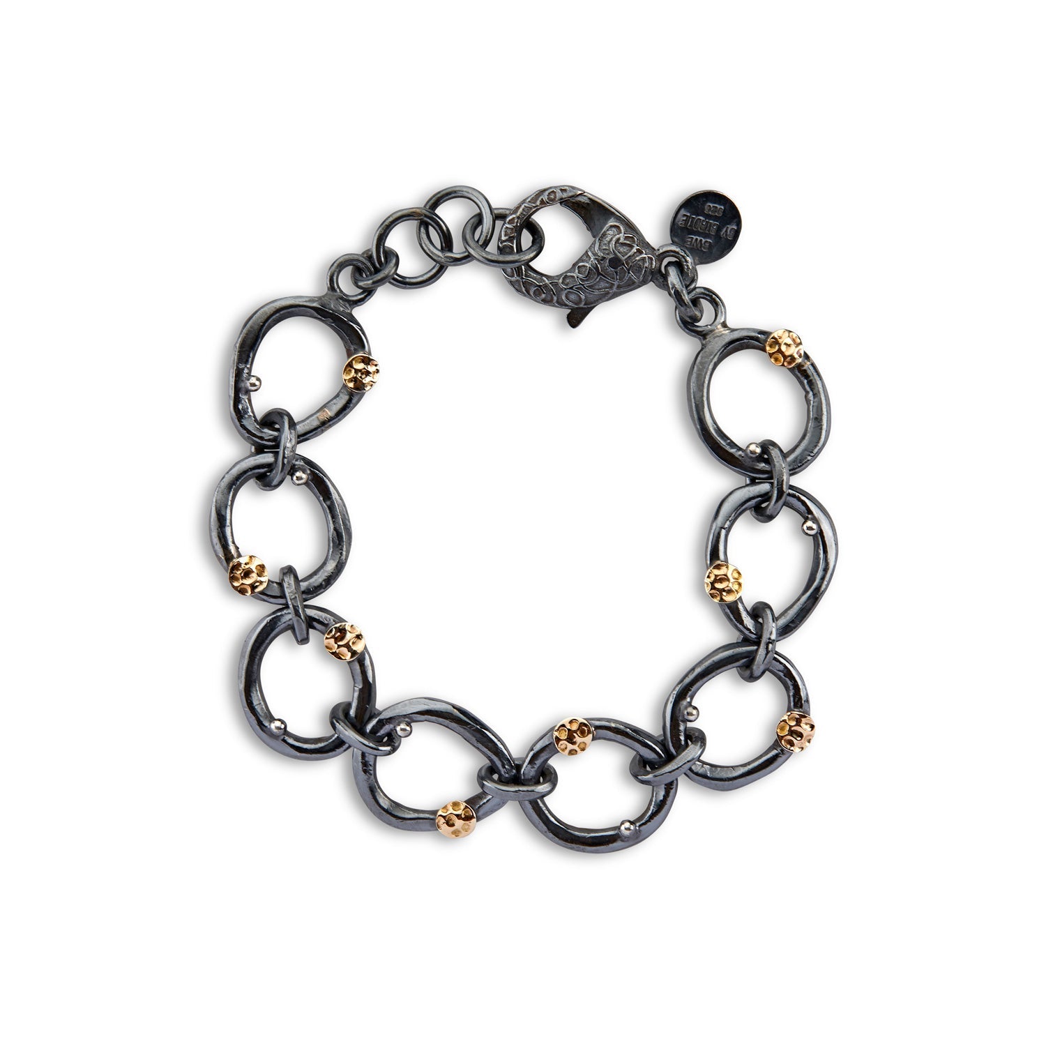 ByBirdie armbånd i sort oxideret sølv med gyldne kugledetaljer. Håndlavet og unikt design, der kombinerer rå elegance og moderne stil. Perfekt til at tilføje et luksuriøst touch til dit outfit.