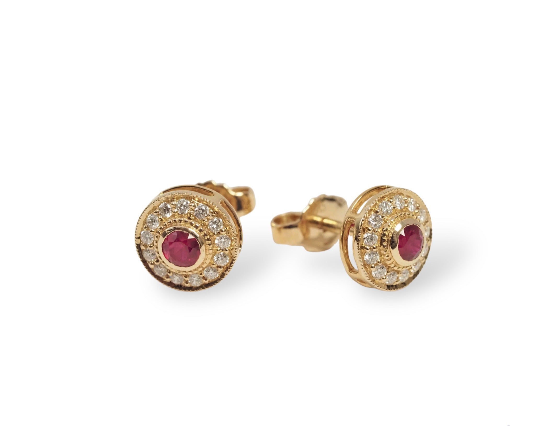 Disse eksklusive ørestikker fra Blomster Jewellery er fremstillet i 14kt rødguld og prydet med funklende brillanter og en smuk rubin. Hver ørestik indeholder 13 brillanter (samlet 0,20ct) og rubiner på 0,33ct, med brillanter af kvaliteten TW/SI