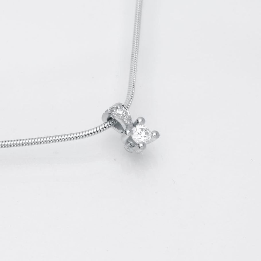 Et elegant Luxuz vedhæng i hvidguld, prydet med en central diamant på 0,10 ct og en mindre diamant på 0,035 ct. Dette smykke kombinerer raffineret design med skinnende diamanter, perfekt til at tilføje et strejf af luksus til enhver lejlighed.