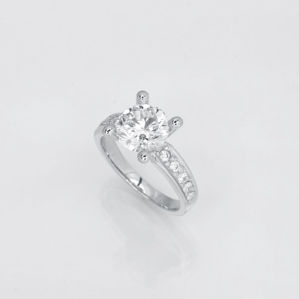 En luksuriøs diamantring i hvidguld med en imponerende 3,00 ct. midterdiamant. Ringen er smukt dekoreret med mindre diamanter langs båndet, hvilket giver et strålende og eksklusivt udtryk. Ideel til den, der ønsker noget ekstraordinært.