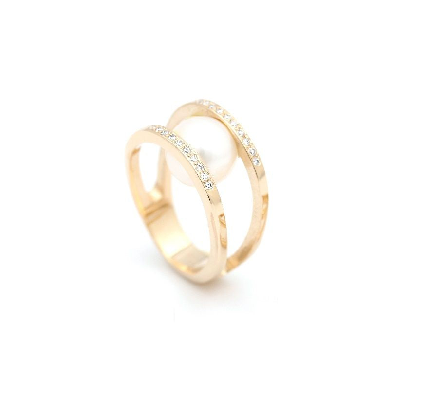 Una Ring fra Per Borup, med brillanter på toppen af ringen samt en udskiftelig sten i midten, - denne ring er også en del af changeling serien