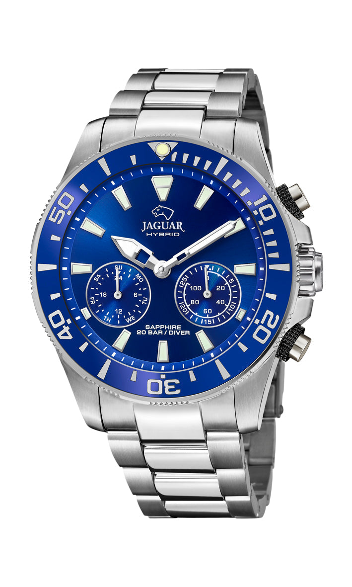 Et Jaguar herreur, model J888/1, designet som et hybrid dykkerur. Det har en blå urskive med kronograf, dagvisning, og en roterende bezel. Uret har en robust rustfri stållænke og er ideelt til både dykning og hverdag.
