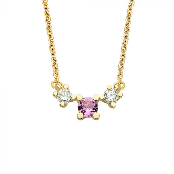 Denne Nuran New Copenhagen halskæde er fremstillet i 14 kt rødguld og har en smuk pink safir i midten flankeret af to brillanter á 0,09ct W/VS. Kæden måler 45 cm og udstråler elegant luksus med et farverigt twist.