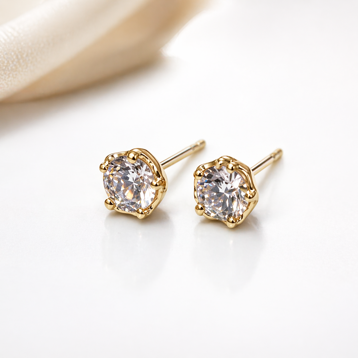 Petersen Jewels rustike diamantøreringe i 14 kt guld i skrå produktvisning