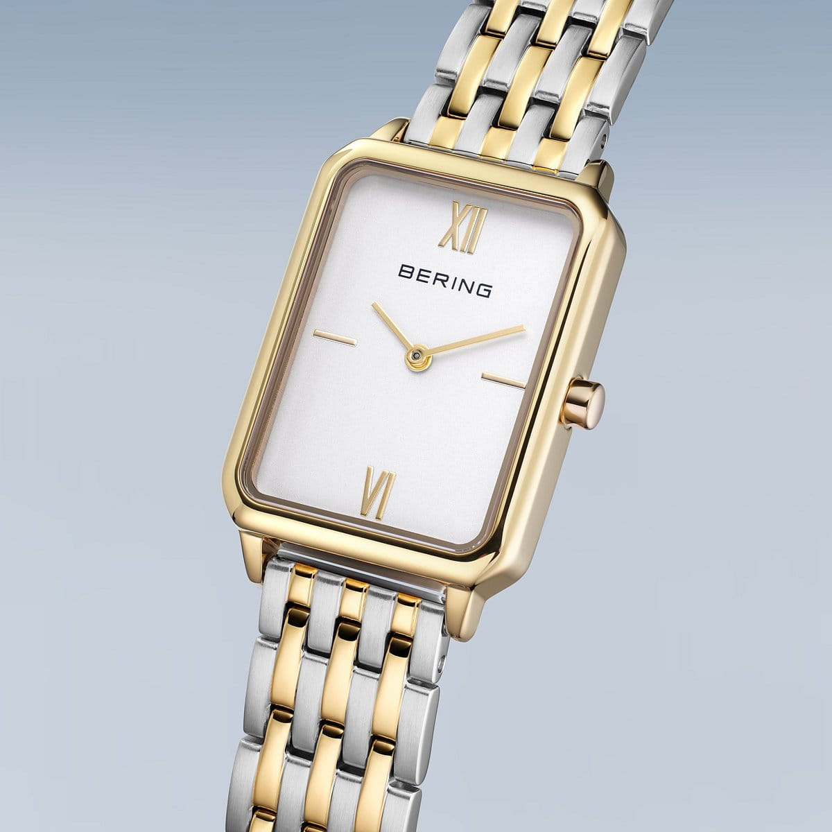 Bering - Classic | poleret guld | 17423-714 set fra siden. bicolor lænke og firkantet skive.