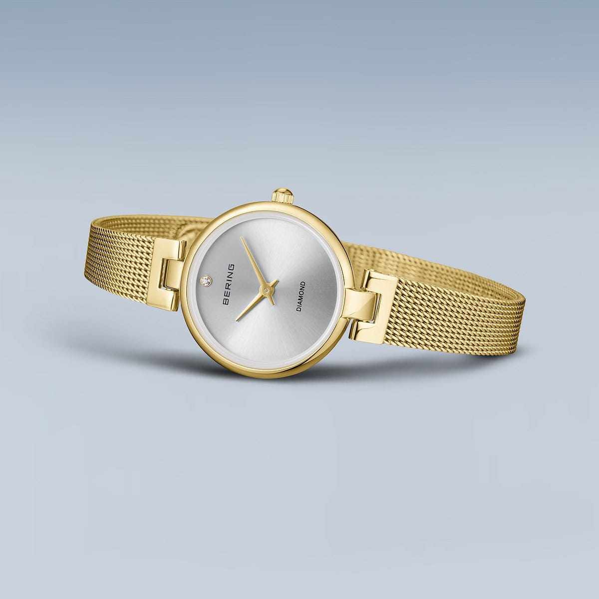 Livsstilsbillede af Bering Classic 17724-330, dameur i poleret guld med sølv urskive, safirglas og meshrem.