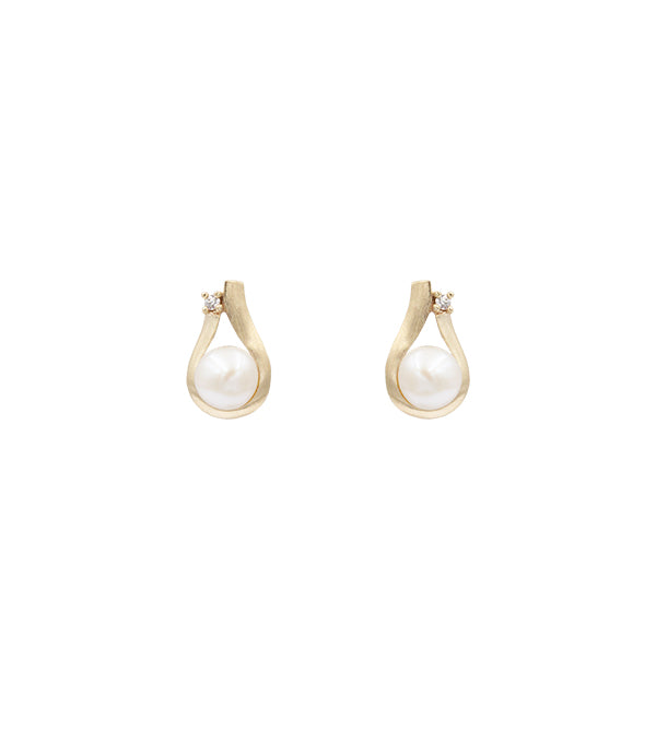 L&G ørestikker i 14 kt guld med ferskvandsperle og brillant 0,02 ct i elegant feminint design