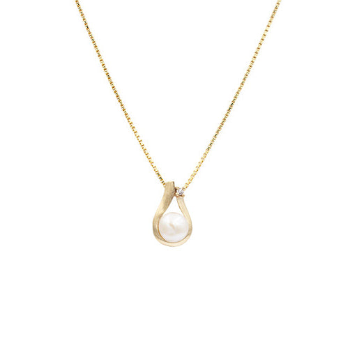 L&G vedhæng i 14 kt guld med ferskvandsperle, 0,02 ct brillant og sølvforgyldt kæde i elegant organisk design