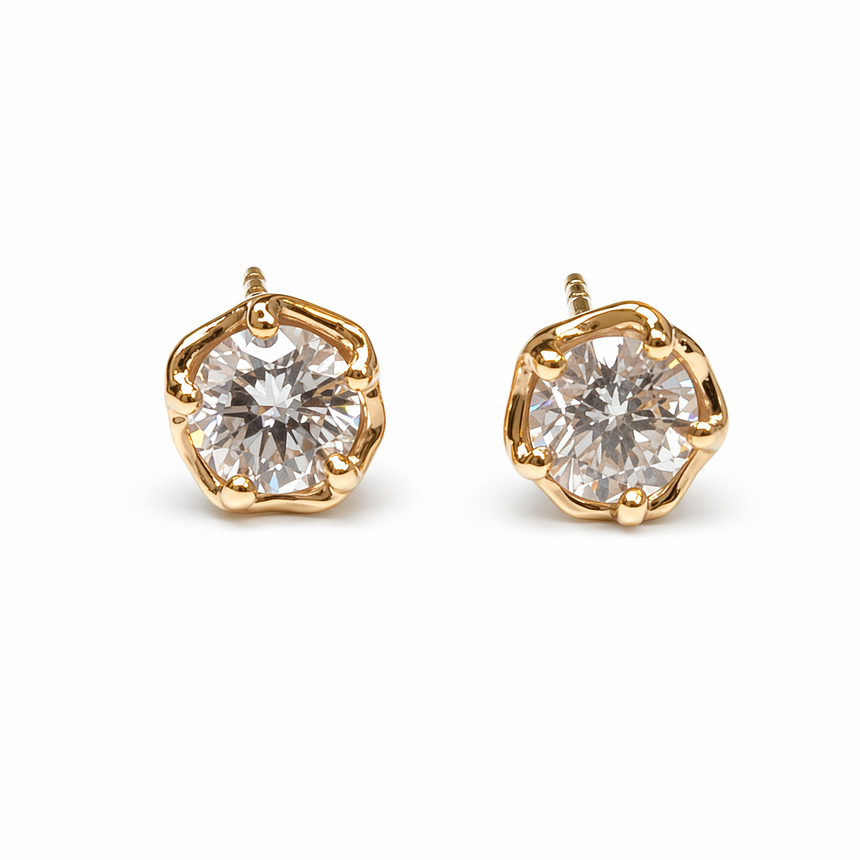 Petersen Jewels rustike diamantøreringe i 14 kt guld i tæt produktvisning