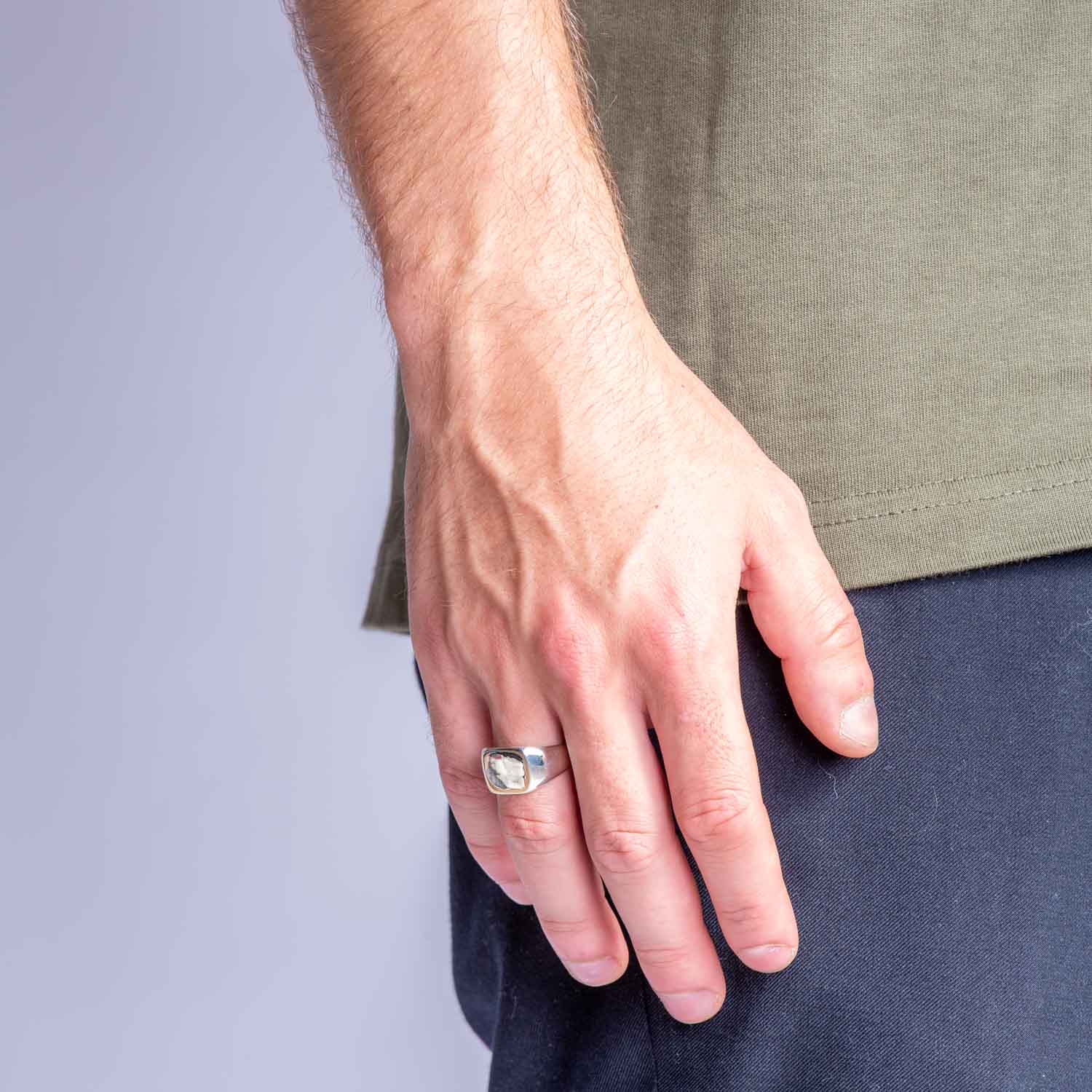 ByBirdie Ring Cushion Polished signetring i sterling sølv set fra siden