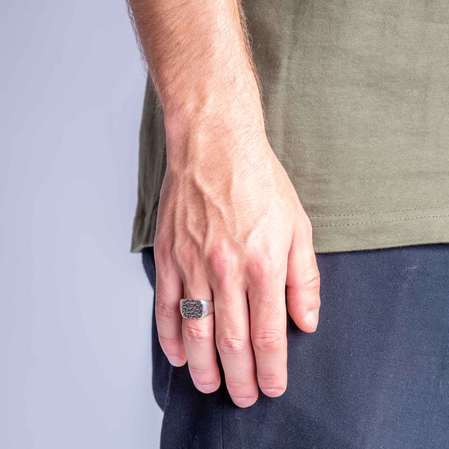 ByBirdie Ring Cushion Hammered firkantet sølv signetring til mænd i skrå vinkel