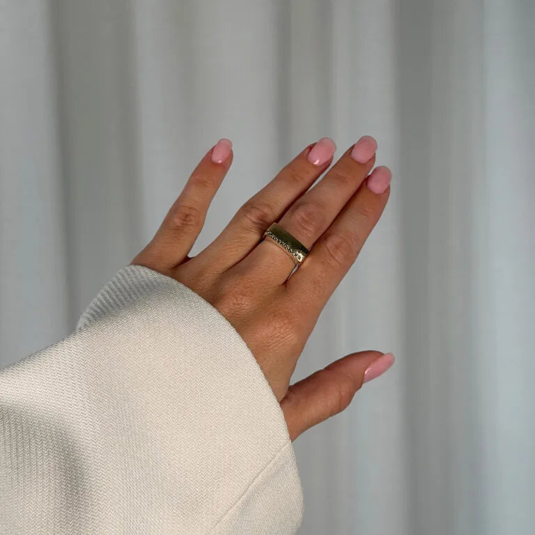 ByBirdie Brooklyn Gold Top signetring med guldtop og diamantdetaljer i skrå vinkel