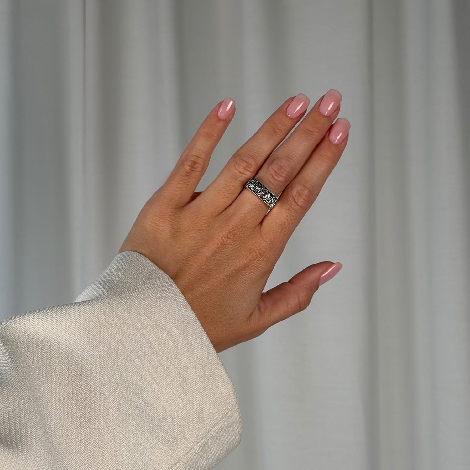 ByBirdie Brooklyn Pavé signetring i sølv med diamantbesat top i skrå vinkel