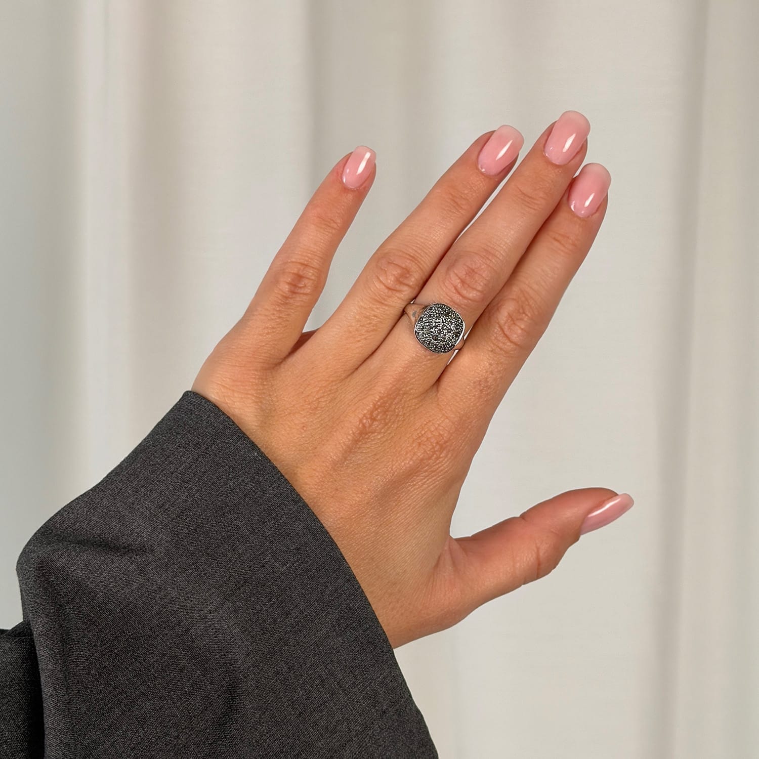 ByBirdie Frida Signet Pavé signetring i sølv med diamantbesat top