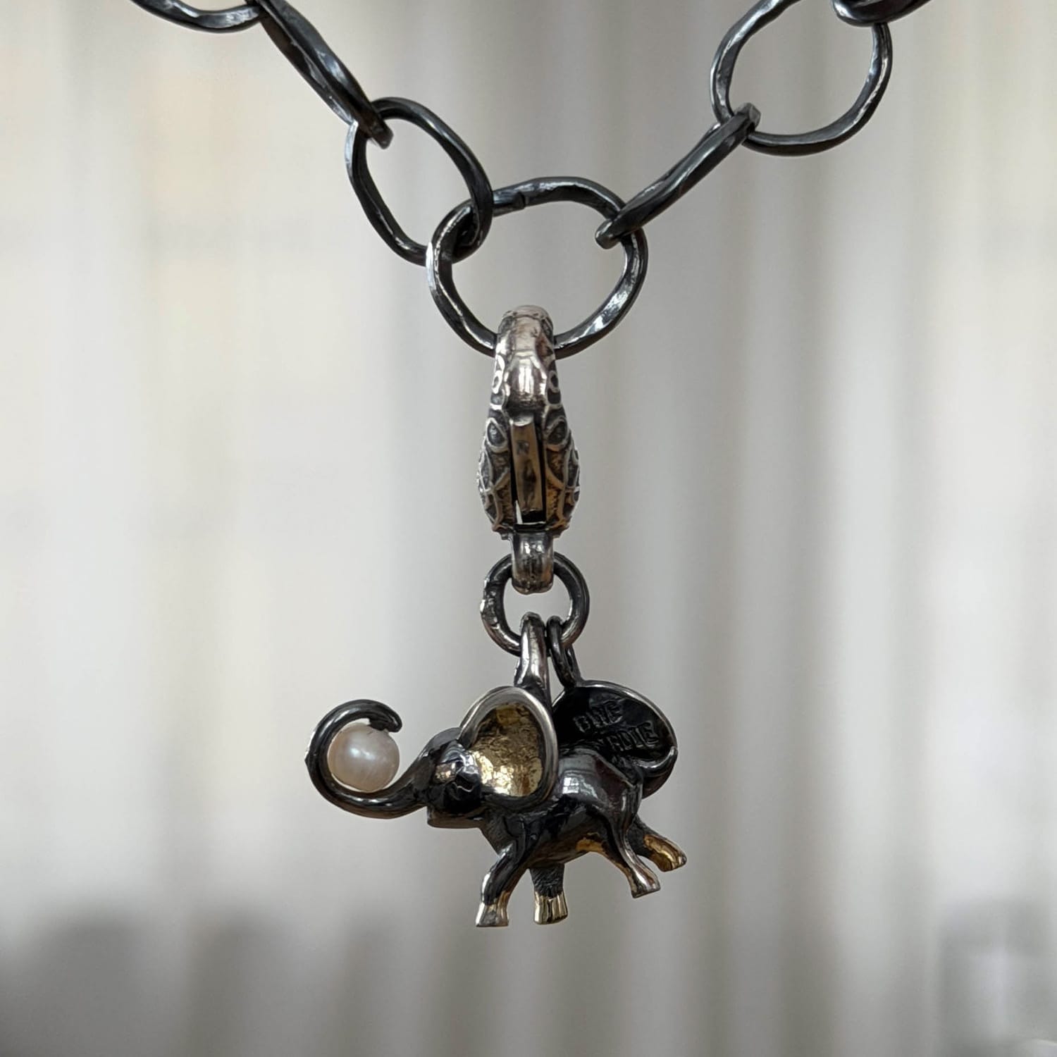 By Birdie Hannibal Small Charm charm i sølv og guld med diamantøjne