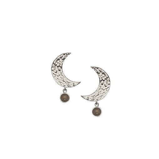 Heiring Moon øreringe med månemotiv og 5 mm grå månesten i sølvfarvet design med struktureret overflade og total længde på 28 mm.