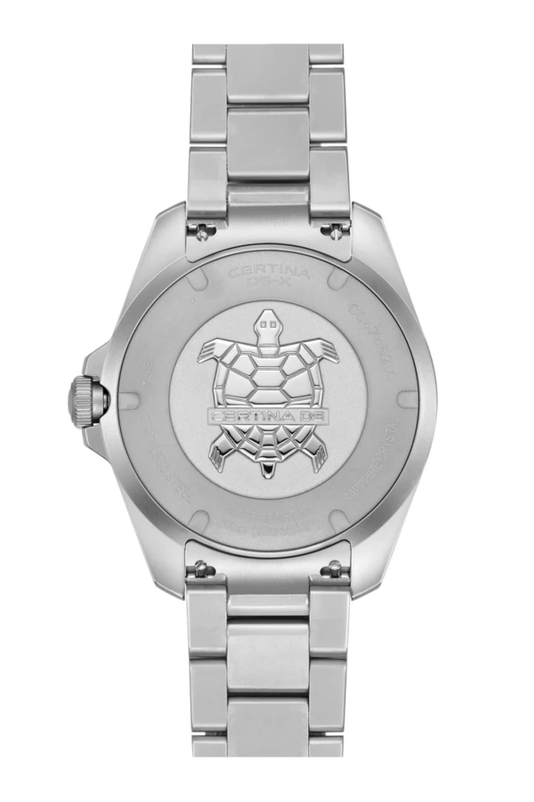 Bagside af Certina DS-X GMT med præget skildpaddelogo og solidt stållåg.