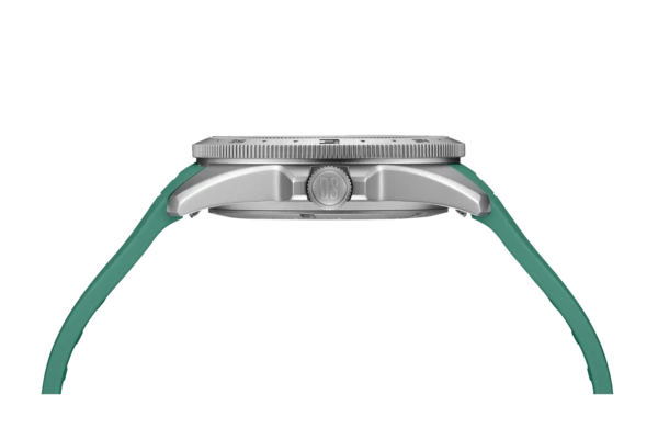 Sidevisning af Certina DS-X GMT med skruekrone og kraftig stålprofil.