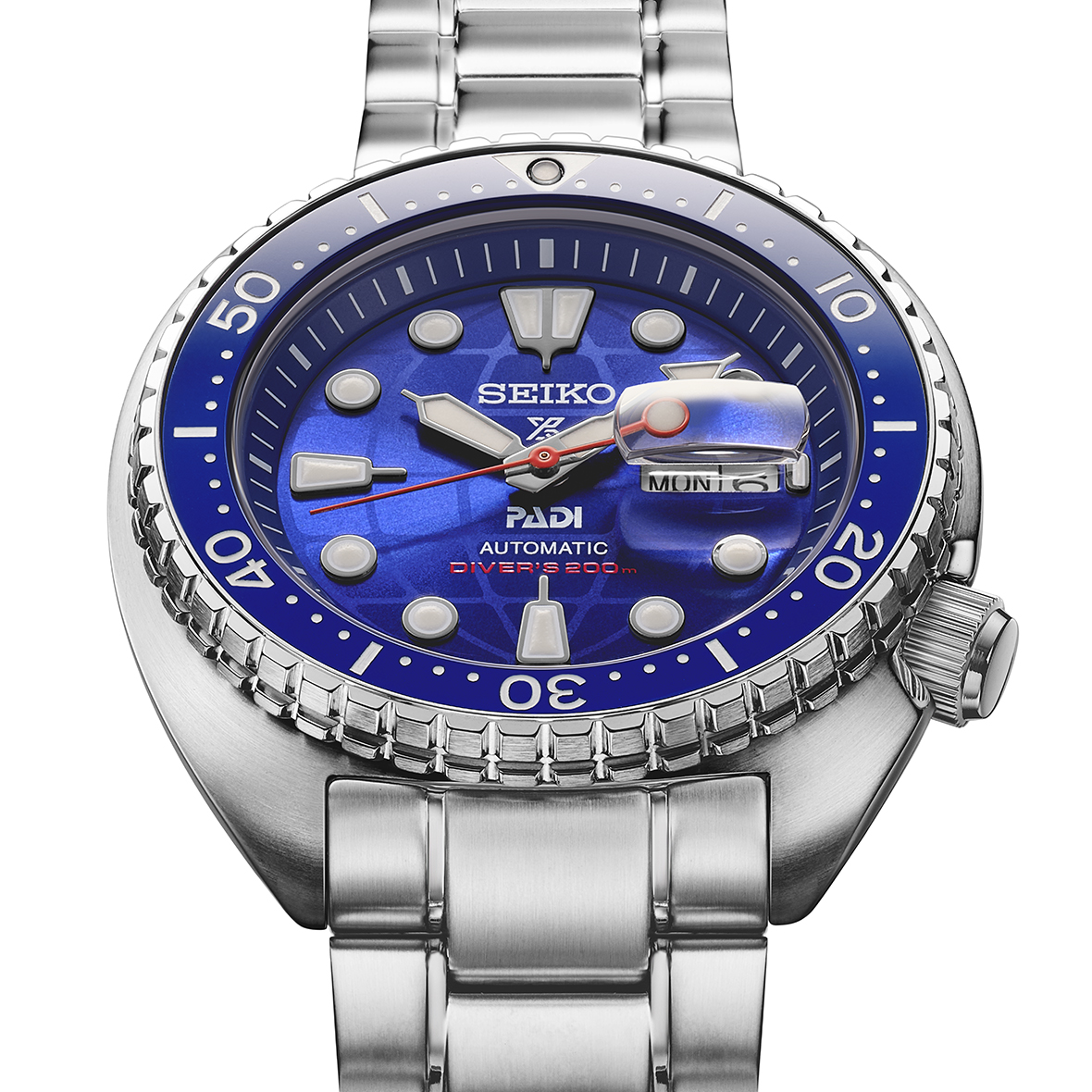 Seiko Prospex HBB002 PADI dykkerur set fra siden med safirglas, skruekrone, blå keramisk krans og stållænke.