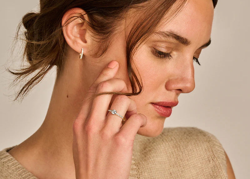 Blush ring LG1006Y i 14 kt gult guld med 0,40 ct centerdiamant og 2 x 0,18 ct labgrown diamanter set på model