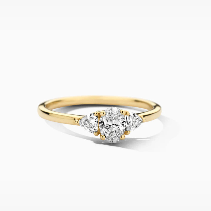 Model bærer Blush ring LG1039Y i 14 kt gult guld med tre labgrown diamanter på hånden