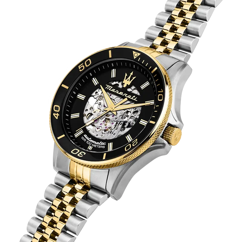 Maserati Sfida R8823140010 i skrå vinkel med sort skeleton-skive, guldfarvede detaljer og tofarvet stållænke