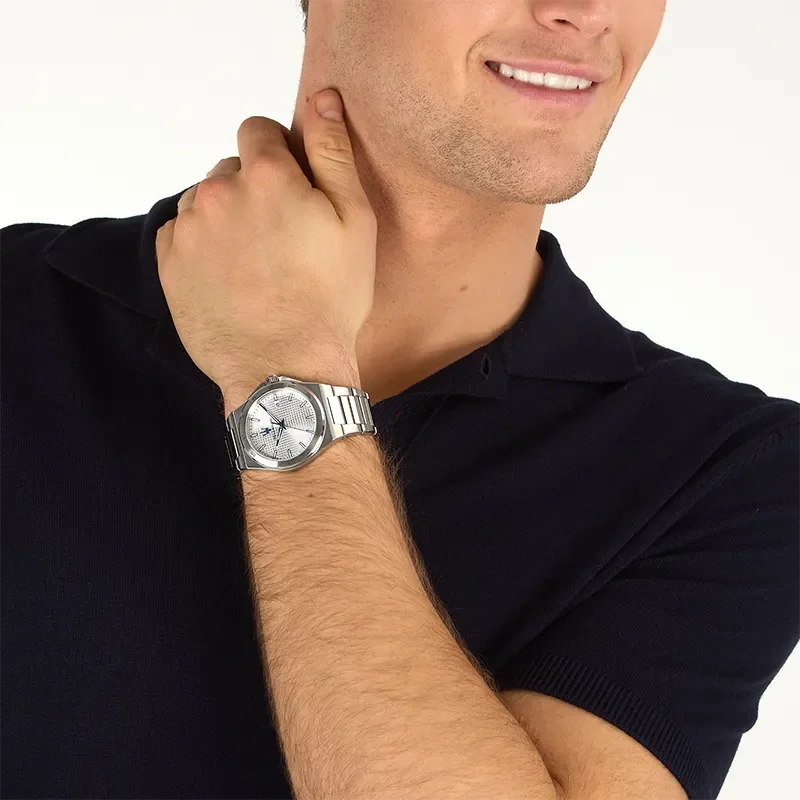 Maserati Velocità Slim R8853153006 på håndled med hvid skive og stållænke