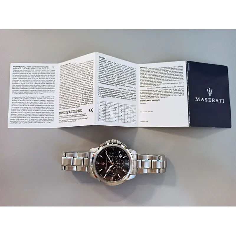 Maserati Successo R8873621046 med garantihæfte og stållænke vist sammen med uret