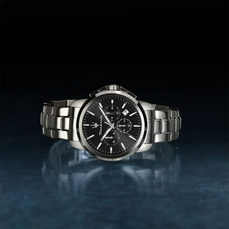 Maserati Successo R8873621046 produktbillede med sort skive og stållænke på mørk baggrund