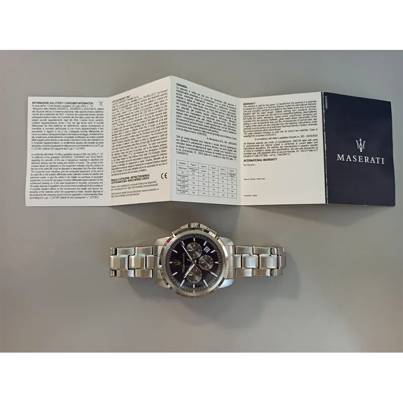 Maserati Successo R8873621051 med garantihæfte vist sammen med uret