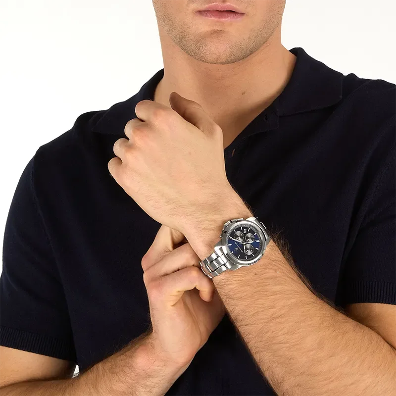 Maserati Successo R8873621051 på håndled med blå skive og stållænke