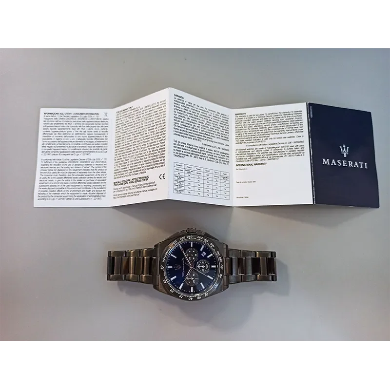 Maserati Velocità R8873652015 med æske og garantihæfte vist sammen med uret