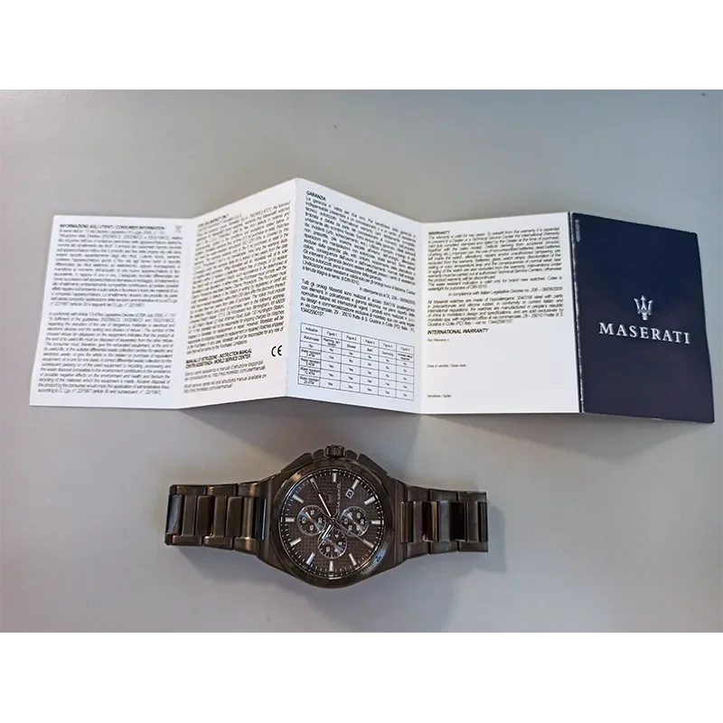 Maserati Velocità Slim R8873653006 med garantihæfte vist sammen med uret