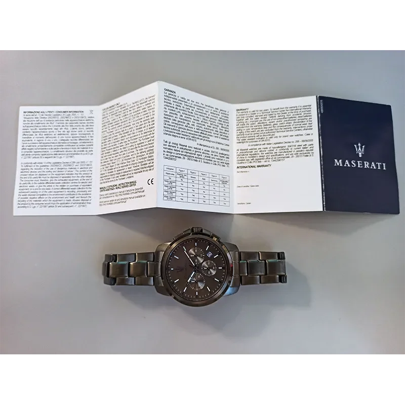 Maserati Successo Dark Edition skråtstillet produktbillede i mørkt stål med vist garantibevis