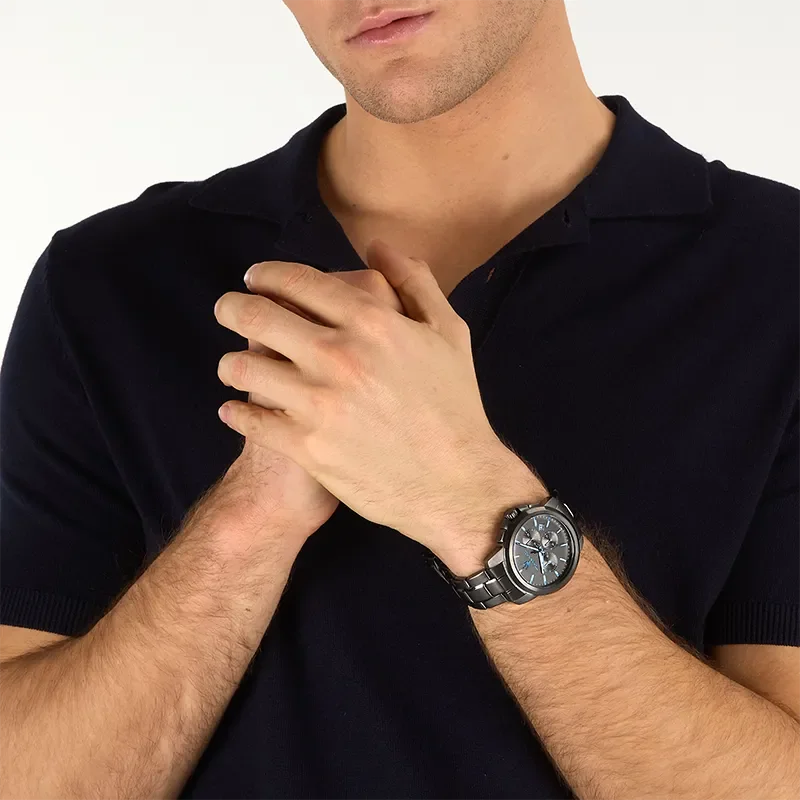 Maserati Successo Dark Edition på håndled med sort skive og blå markeringer