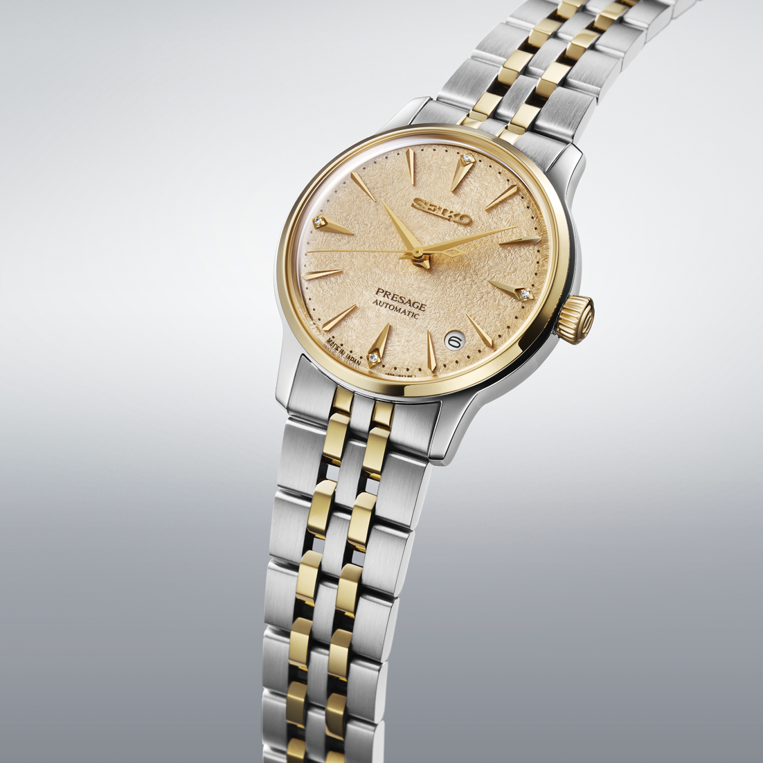 Sideprofil af Seiko SRPL64J1, der viser den buede Hardlex-krystal og slanke 34 mm urkasse