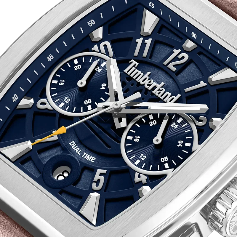 Nærbillede af Timberland Morristown TDWGF0094103 med blå skive, dual time visning og markante sølvfarvede detaljer
