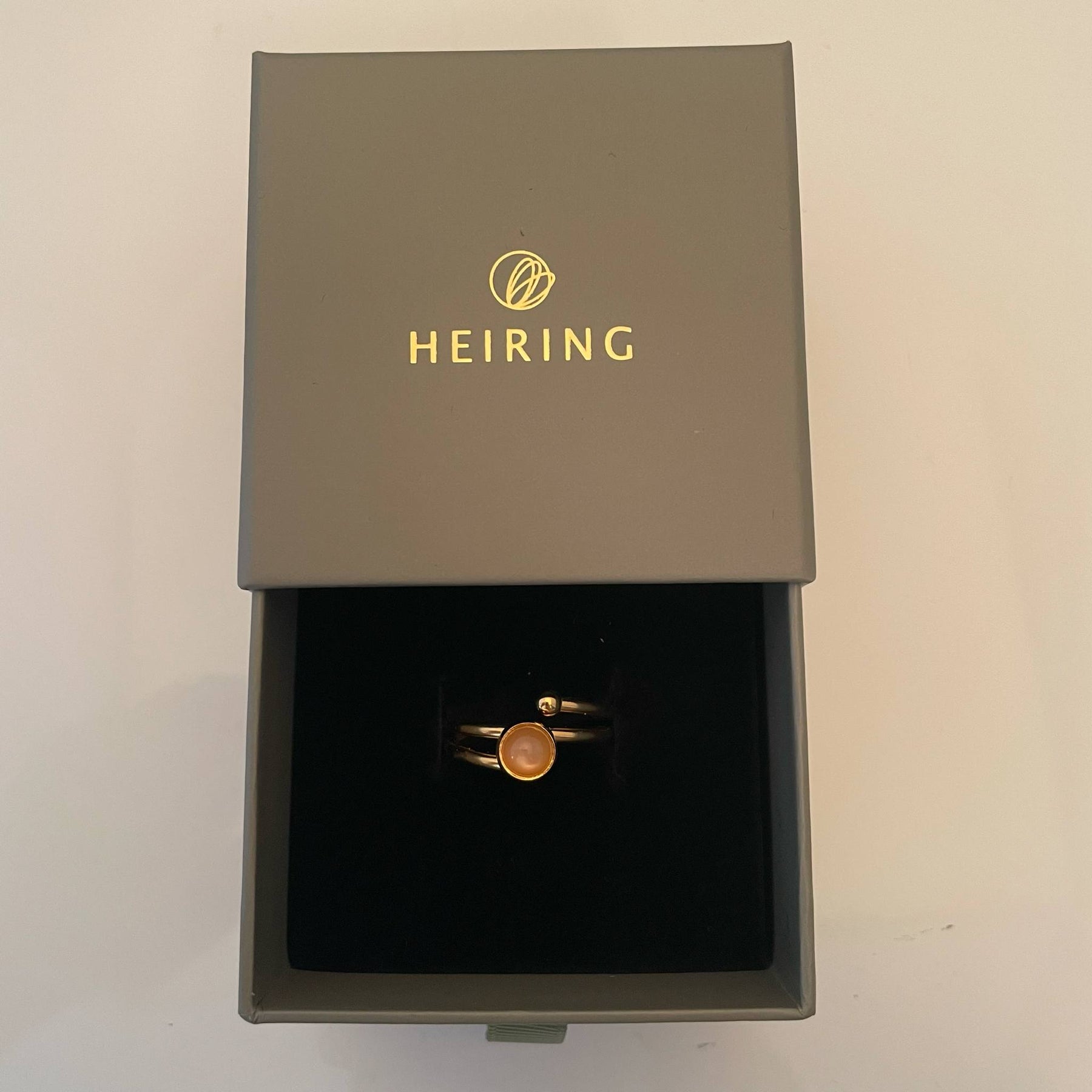 Heiring Loop Ring 2mm med 2R og 6mm ferskenfarvet månesten i rhodineret sølv – ring i rhodineret 925 sterlingsølv med månesten fra Heiring, produktbillede 3