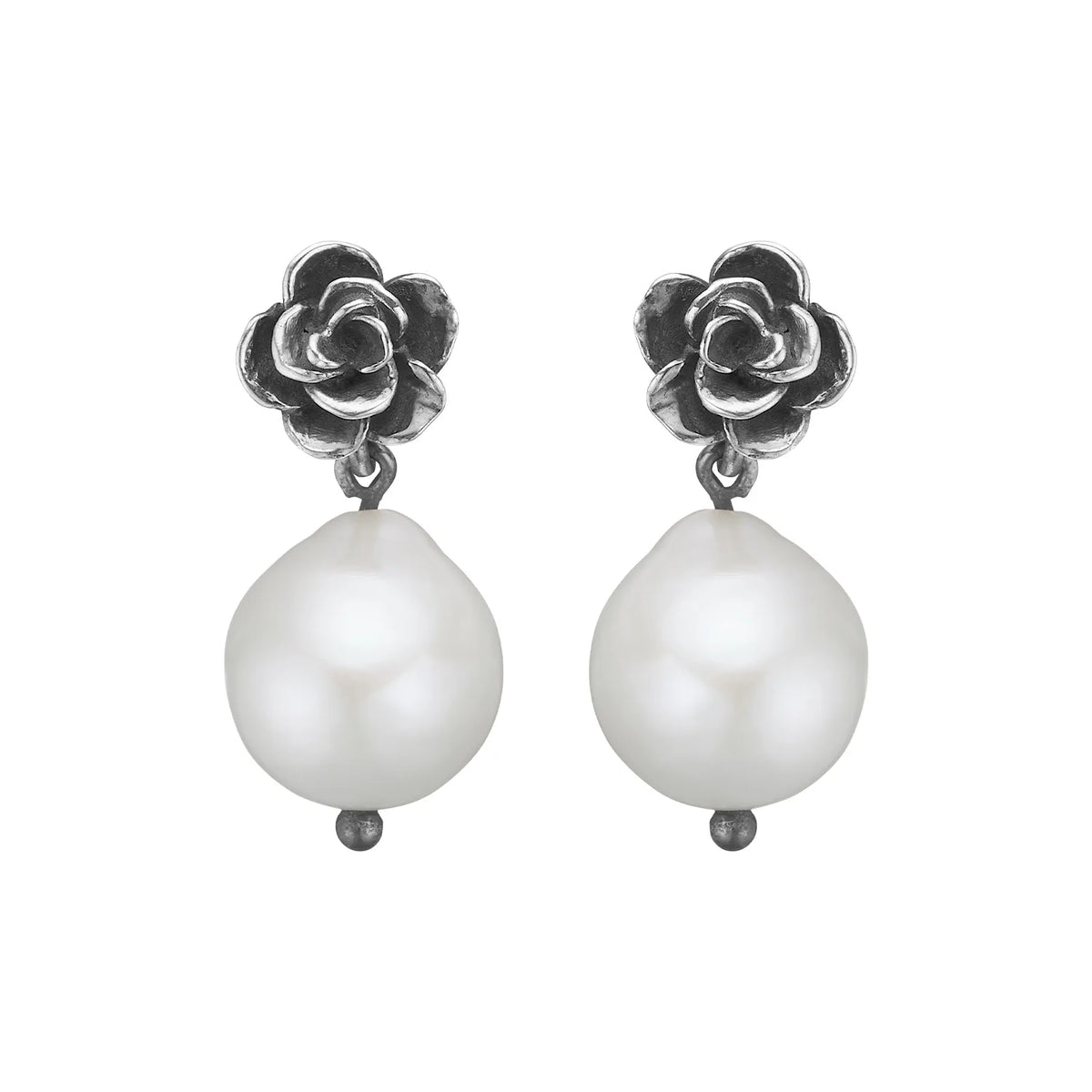 ByBirdie Aphrodite Silver Rose Pearl Ørestikkere i sterling sølv med ferskvandsperler