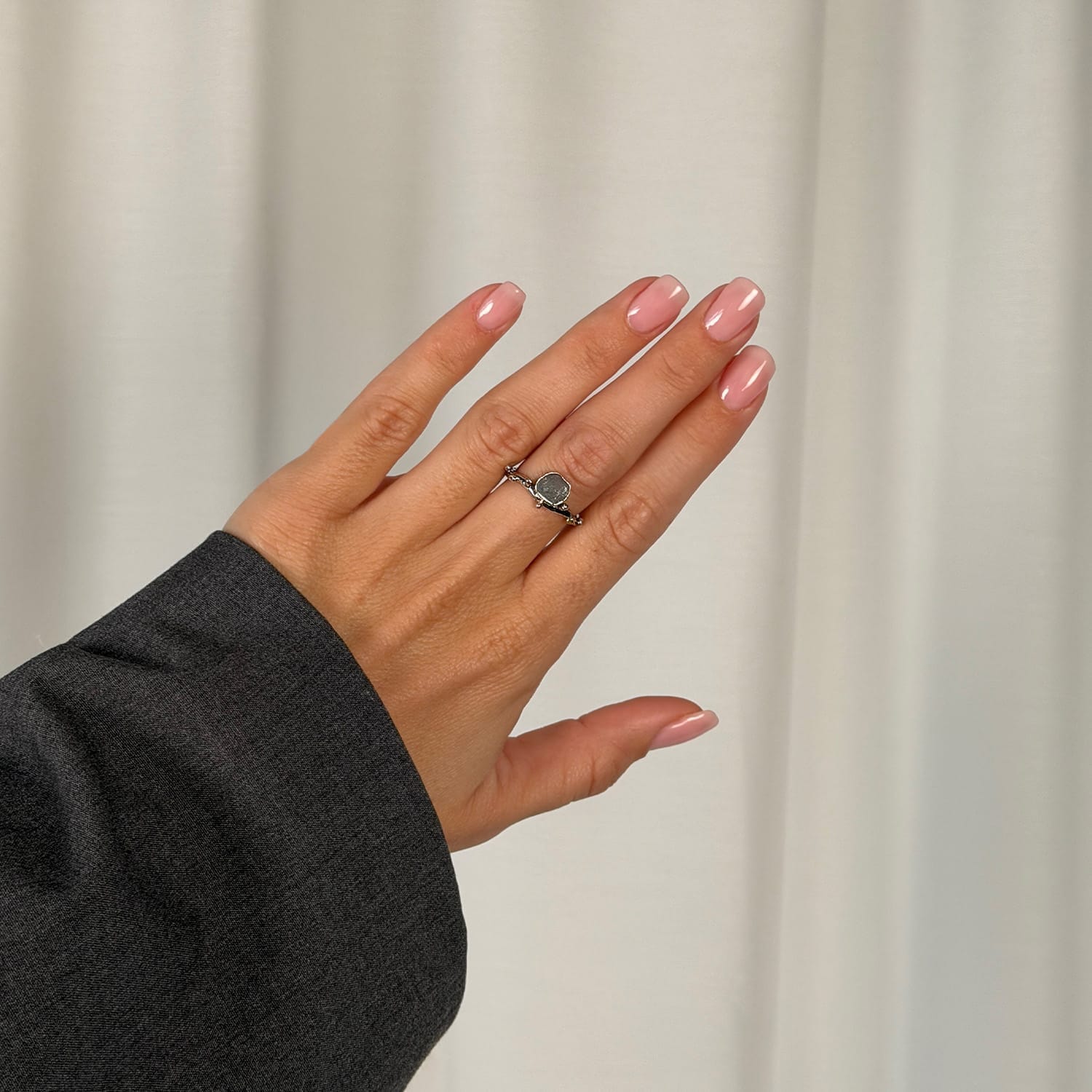 ByBirdie Grace Single Aqua Raw ring båret på hånd med blå akvamarin, sølv og detaljer i 14 kt guld.