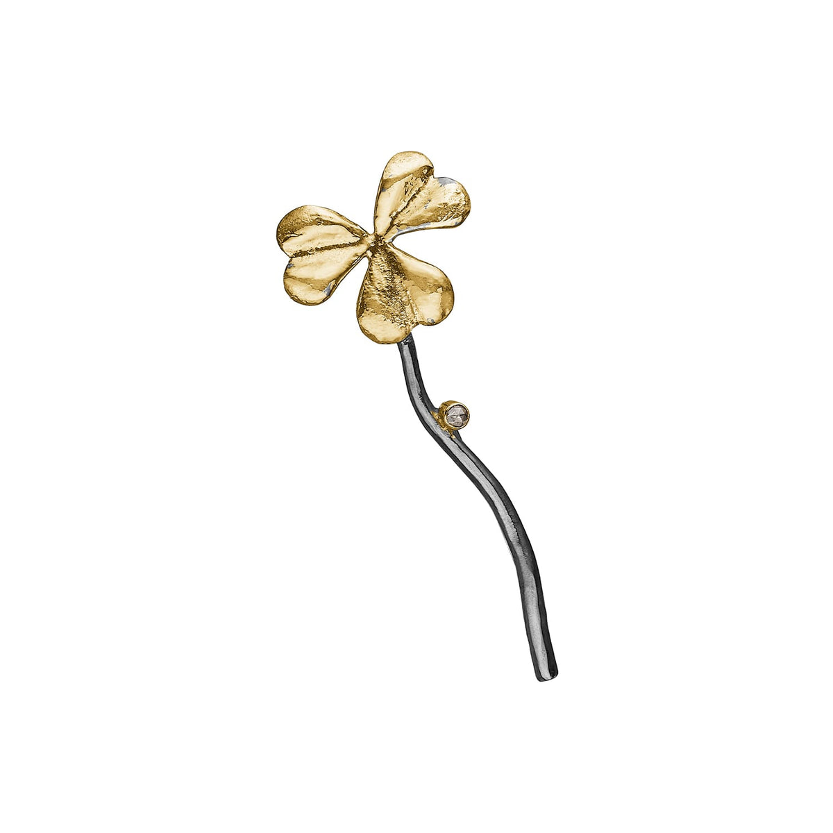 ByBirdie Sorrel broche i 925 sterling sølv med skovsyrebladmotiv, påloddet 18 karat guld og 0,08 ct rosensleben diamant i 14 karat guldfatning, cirka 55 mm høj.