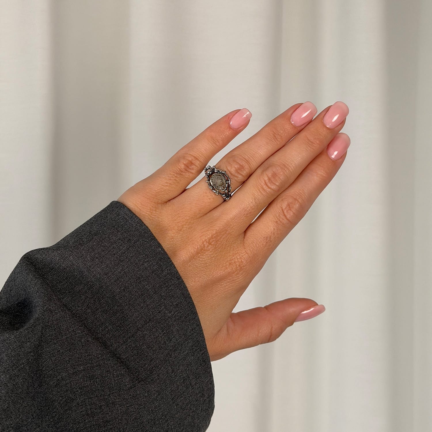 ByBirdie Urban Harlem Buds Aqua Raw ring båret på hånd med rå blå akvamarin, sterlingsølv og detaljer i 14 karat guld.