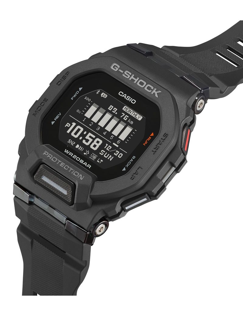Casio G-Shock GBD-200-1ER set fra vinkel med sort resinrem, robust G-Shock urkasse, digitalt display og træningsfunktioner