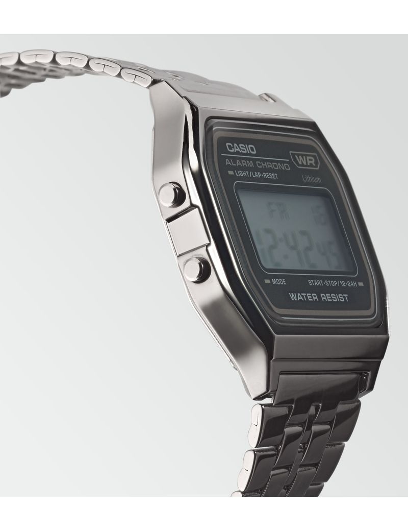 Skråt vinkelbillede af Casio Vintage A158WETB-1AEF, der fremhæver den sorte ståloverflade, lænkens struktur og urkassens detaljer i et elegant retro-look.